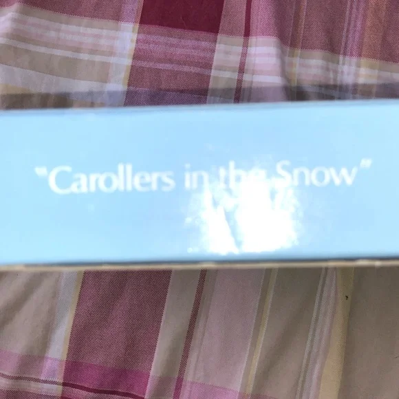 Vintage Avon, 1977 “Carollers in the‎ Snow” Christmas plate - Picture 7 of 7